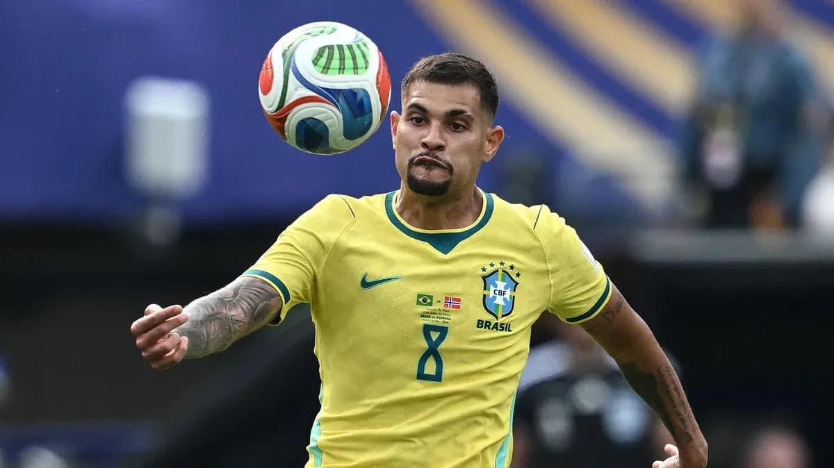 Jugador de Brasil controlando el balón durante partido