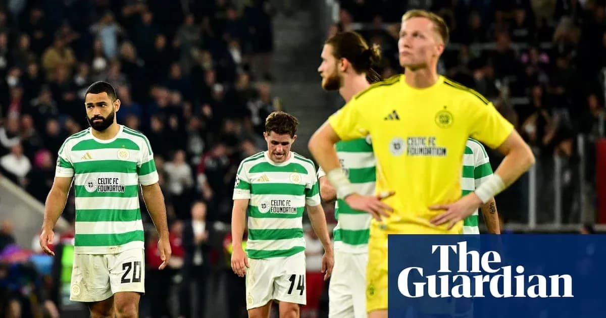 Jugadores de Celtic FC caminando cabizbajos tras el partido