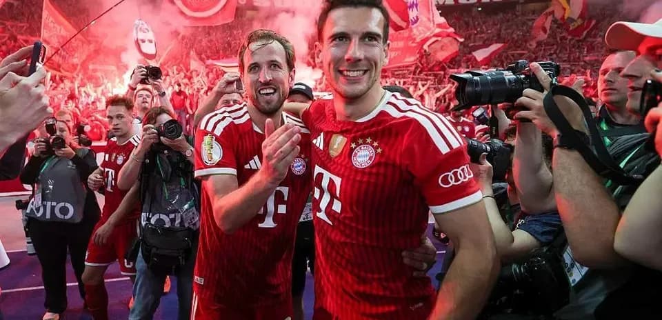 Jugadores de Bayern celebrando con aficionados en el estadio