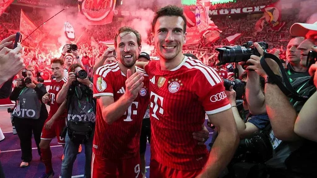 Jugadores de Bayern celebrando con aficionados en el estadio