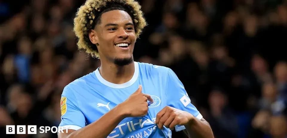 Jugador de Manchester City celebrando con una sonrisa