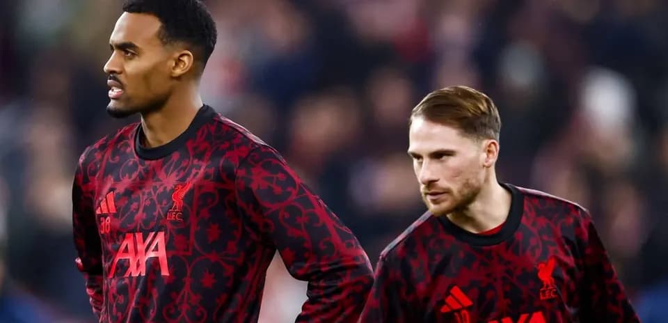 Jugadores de Liverpool en la banda antes del partido