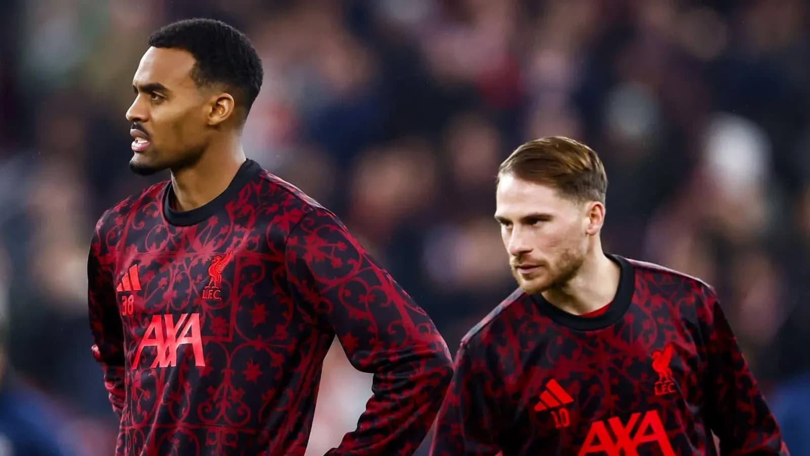 Jugadores de Liverpool en la banda antes del partido