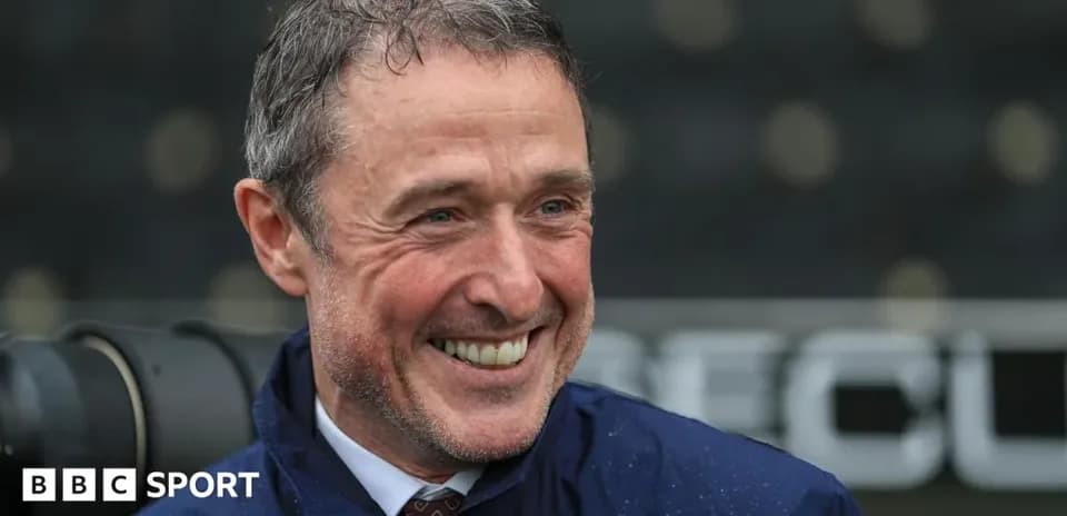Entrenador sonriendo en el campo de juego