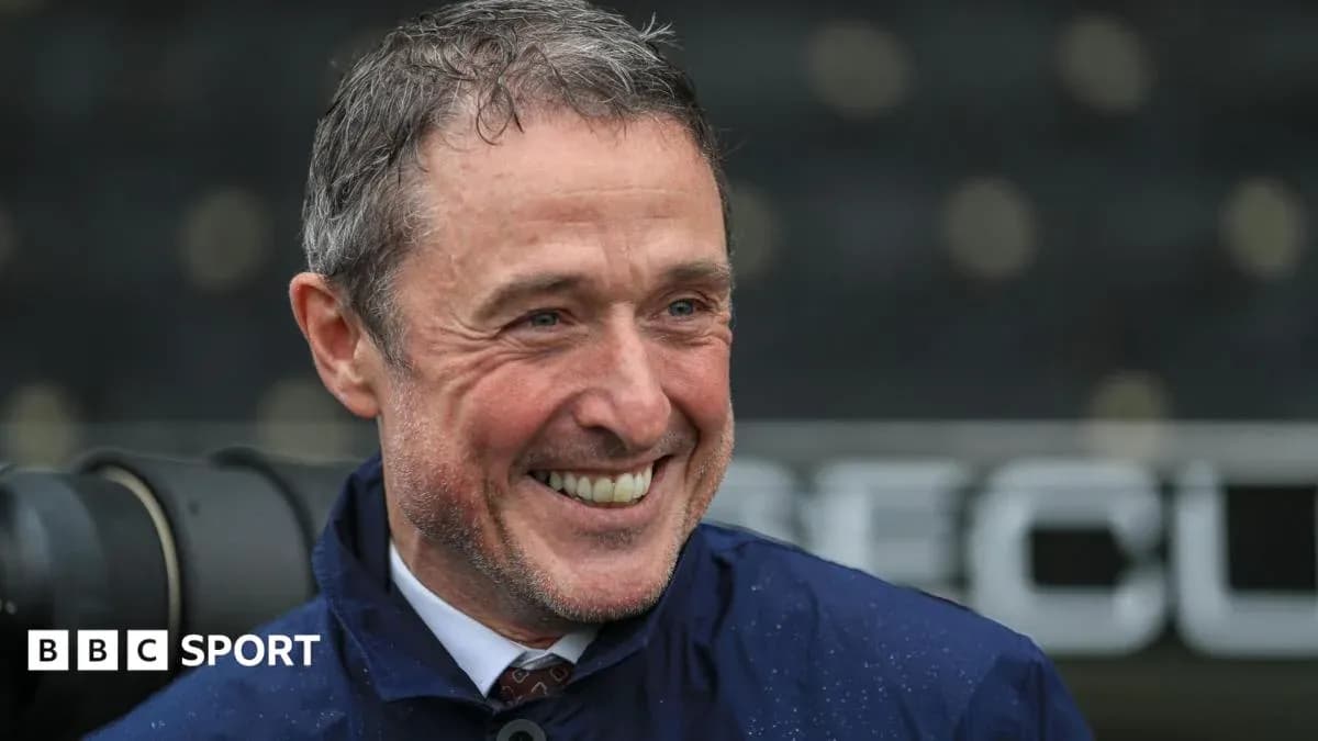 Entrenador sonriendo en el campo de juego
