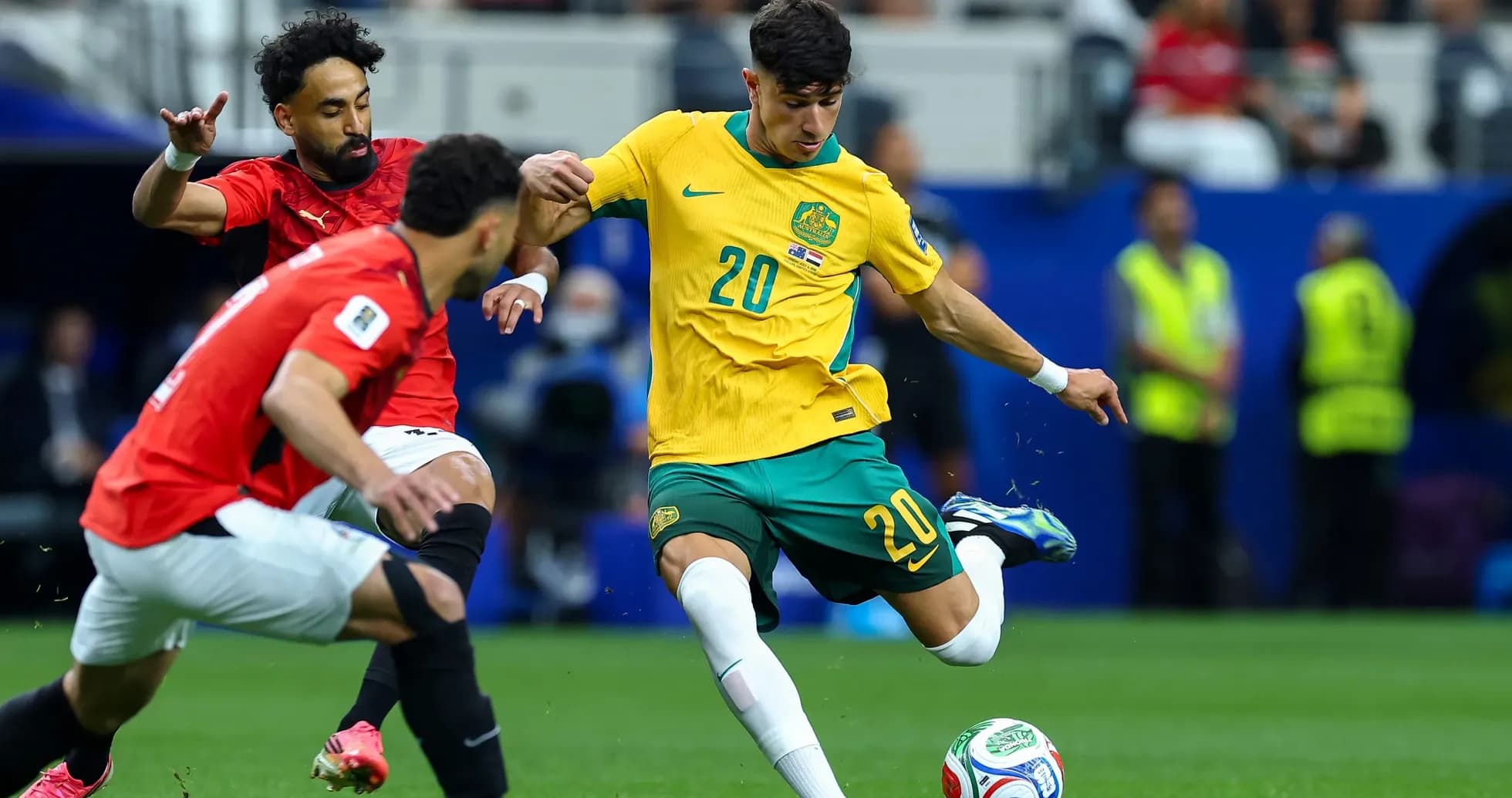 Jugador australiano driblando a defensores egipcios
