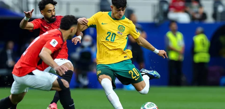 Jugador australiano driblando a defensores egipcios