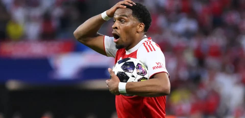 Jugador sosteniendo el balón con expresión de sorpresa