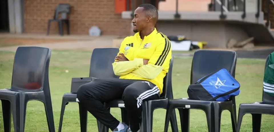 Entrenador sentado en el banquillo durante entrenamiento