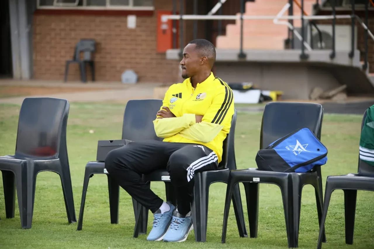 Entrenador sentado en el banquillo durante entrenamiento