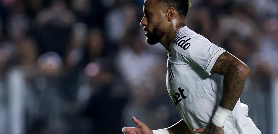 Jugador corriendo durante un partido de fútbol