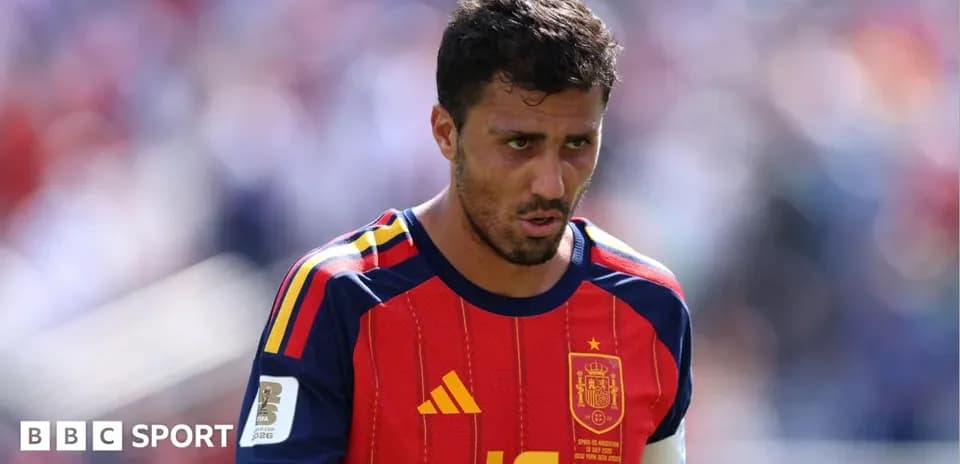 Jugador español caminando en el campo de juego