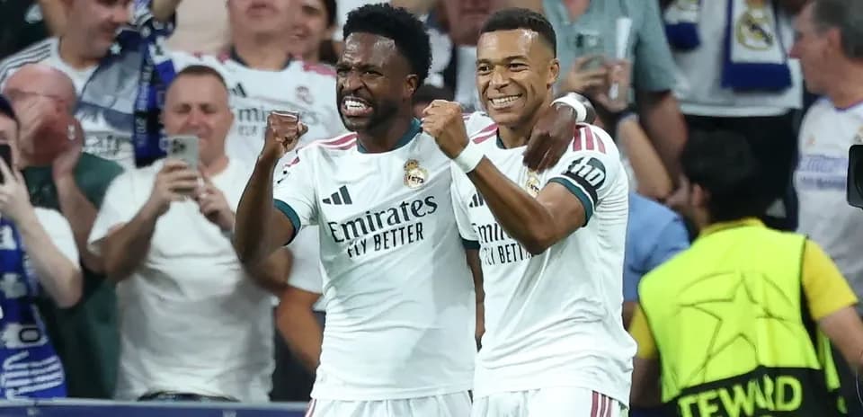 Jugadores de Real Madrid celebrando un gol juntos