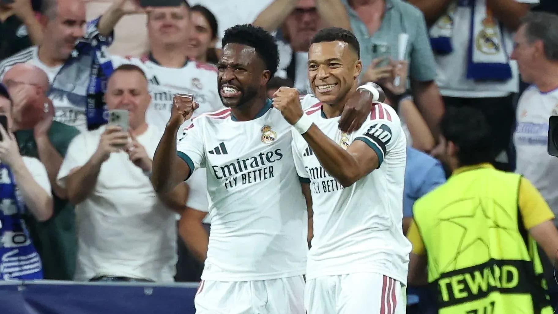 Jugadores de Real Madrid celebrando un gol juntos