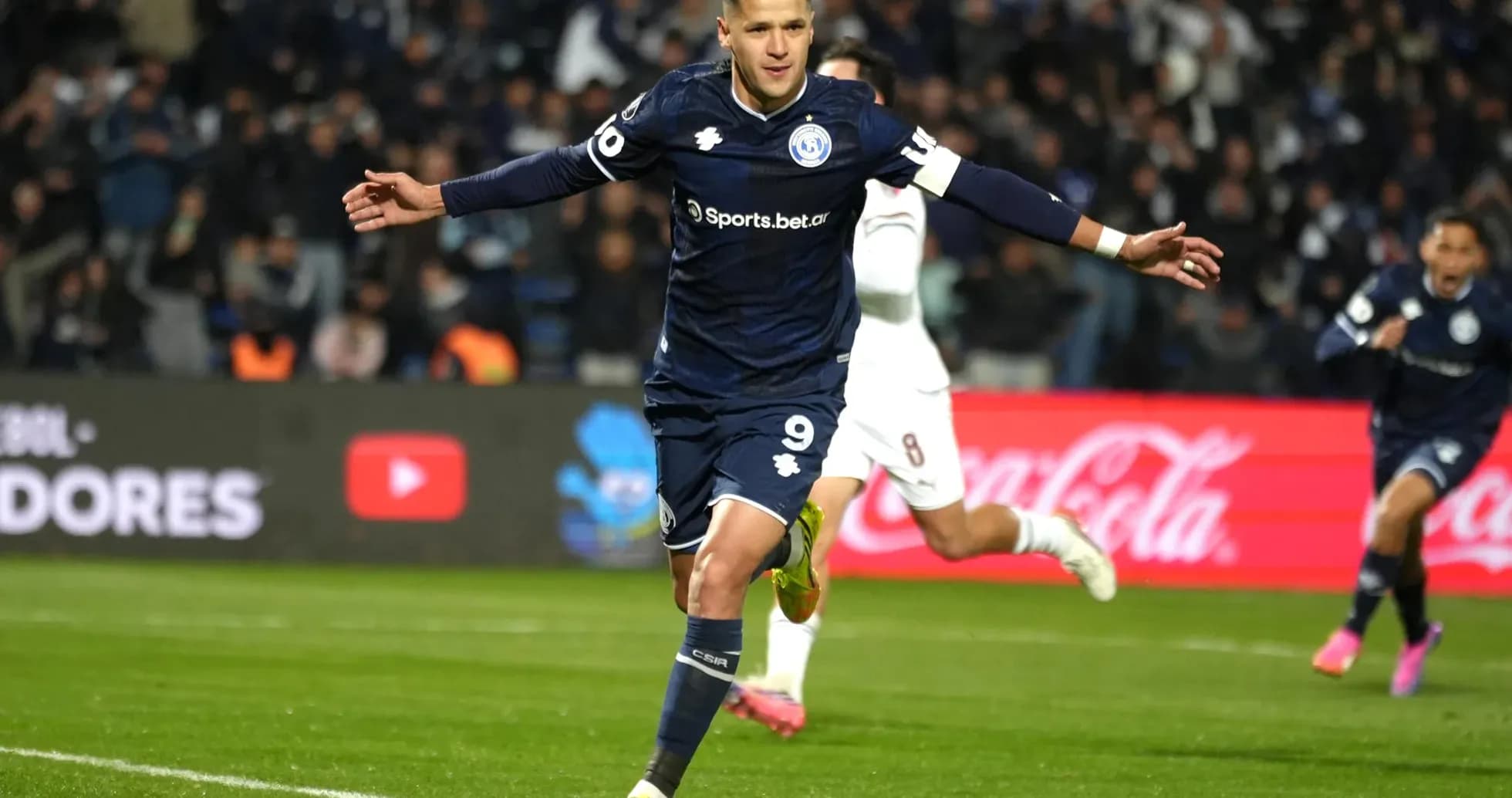 Jugador celebrando un gol en el partido