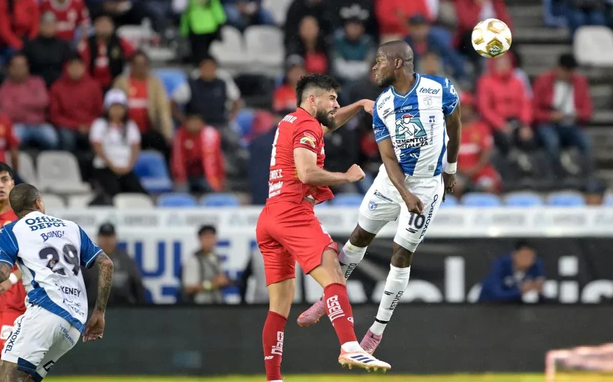 Jugadores de Pachuca y Toluca en acción