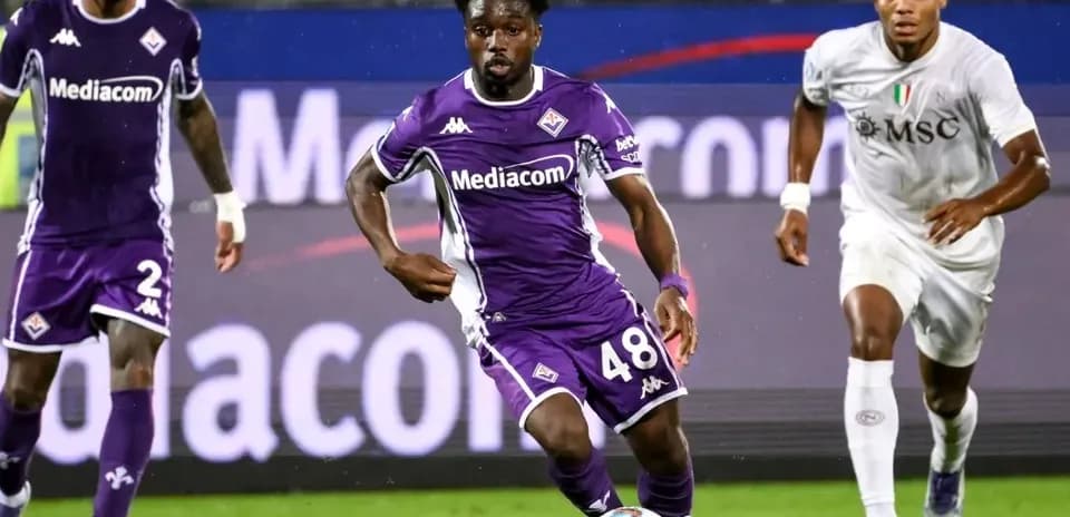 Jugador de Fiorentina avanzando con el balón en partido