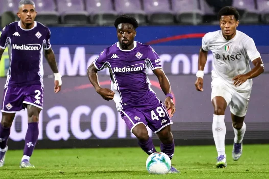 Jugador de Fiorentina avanzando con el balón en partido