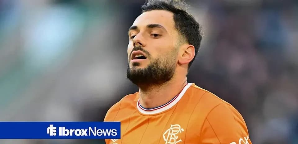 Jugador de Rangers en camiseta naranja durante partido