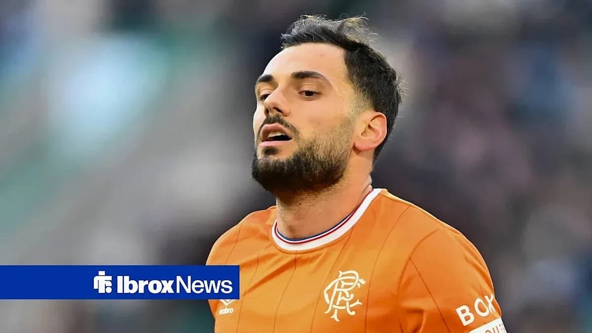 Jugador de Rangers en camiseta naranja durante partido