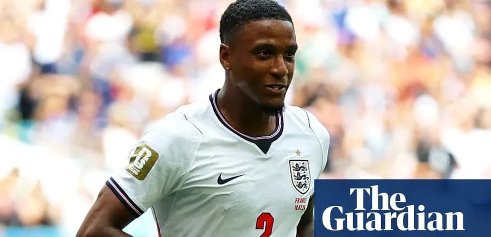 Jugador de Inglaterra con camiseta blanca en el campo