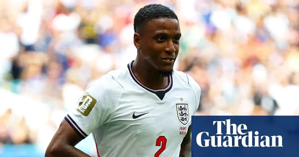 Jugador de Inglaterra con camiseta blanca en el campo