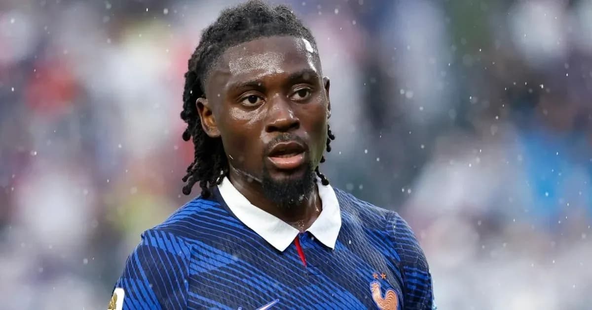 Jugador de Francia en el campo bajo la lluvia
