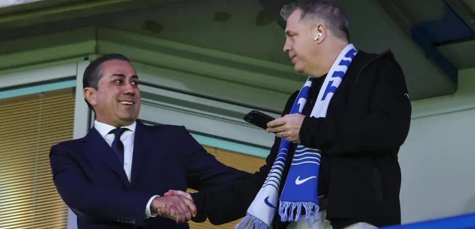 Dos hombres estrechándose la mano en un palco