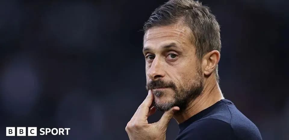 Entrenador pensativo durante un partido de fútbol