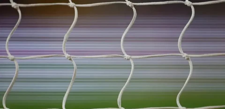 Red de gol con fondo difuminado de campo