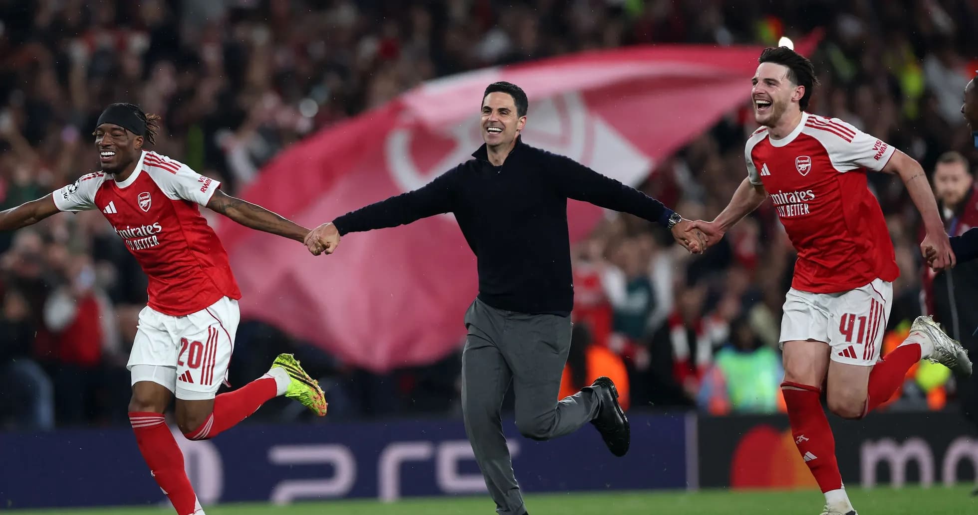 Jugadores del Arsenal celebrando con el entrenador