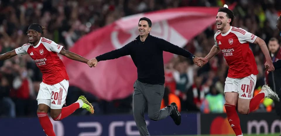 Jugadores del Arsenal celebrando con el entrenador