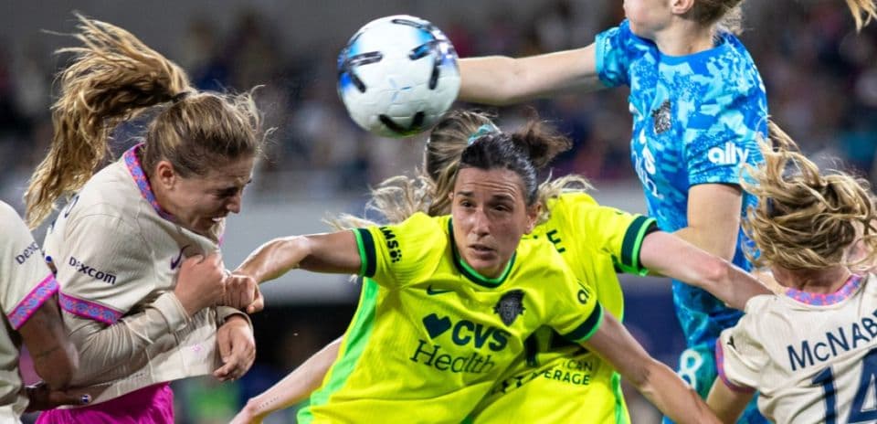 Jugadora de Houston Dash luchando por el balón