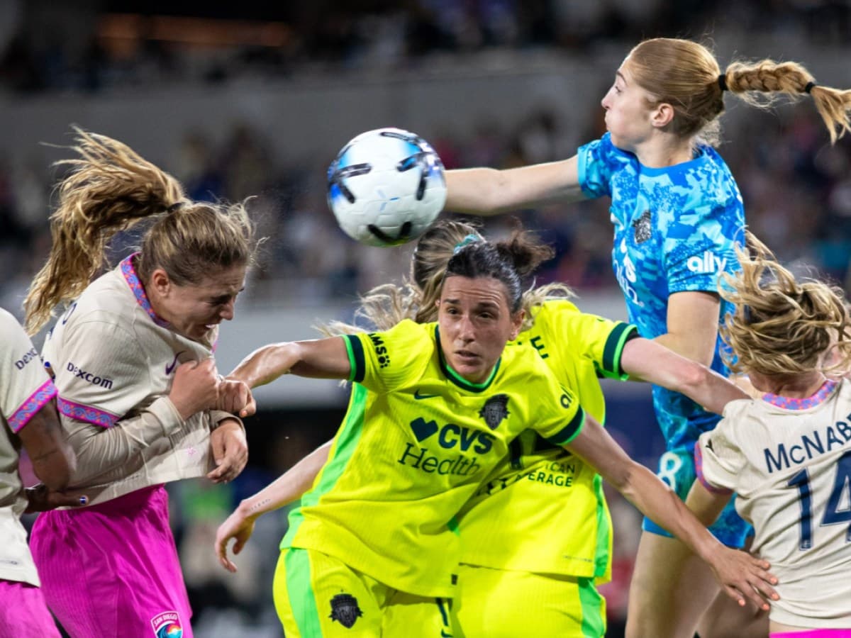Jugadora de Houston Dash luchando por el balón