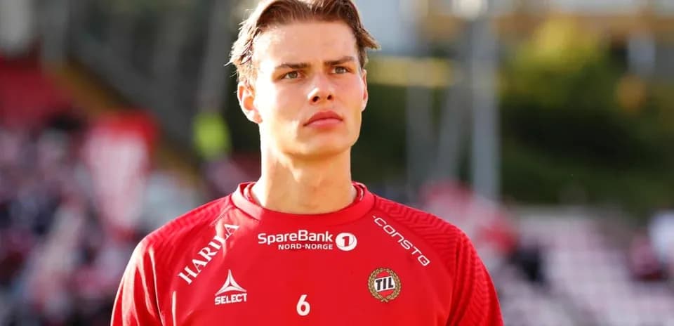 Jugador en uniforme rojo durante calentamiento previo al partido