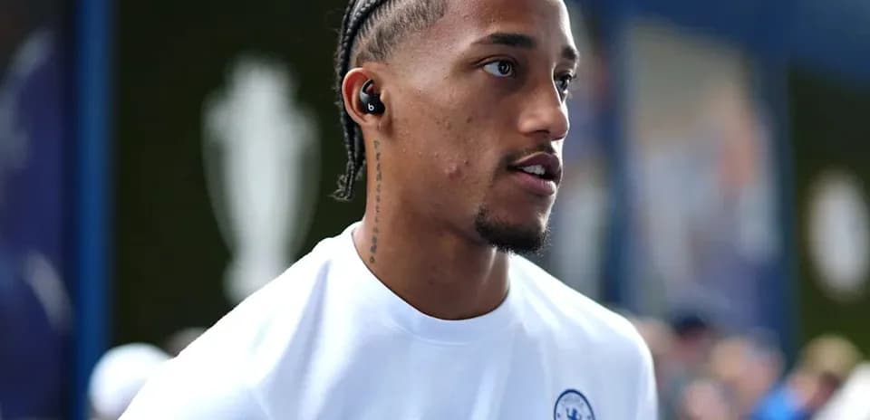Jugador de Chelsea llegando al estadio con auriculares