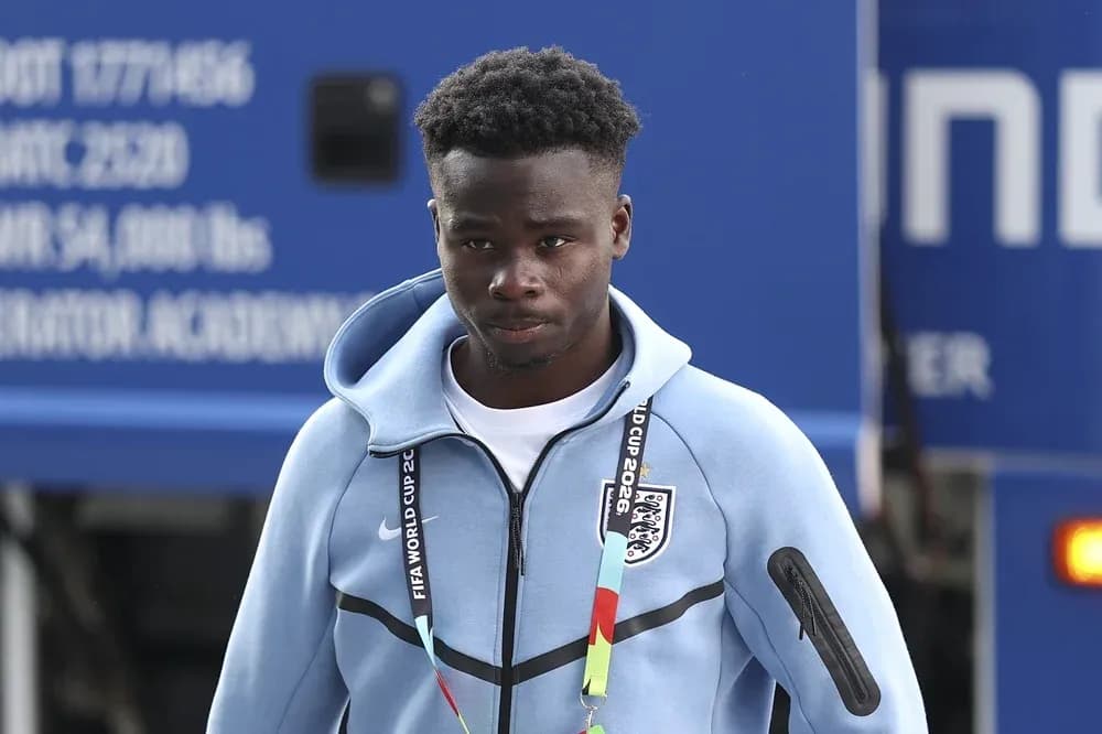 Jugador entrando al estadio con ropa de entrenamiento