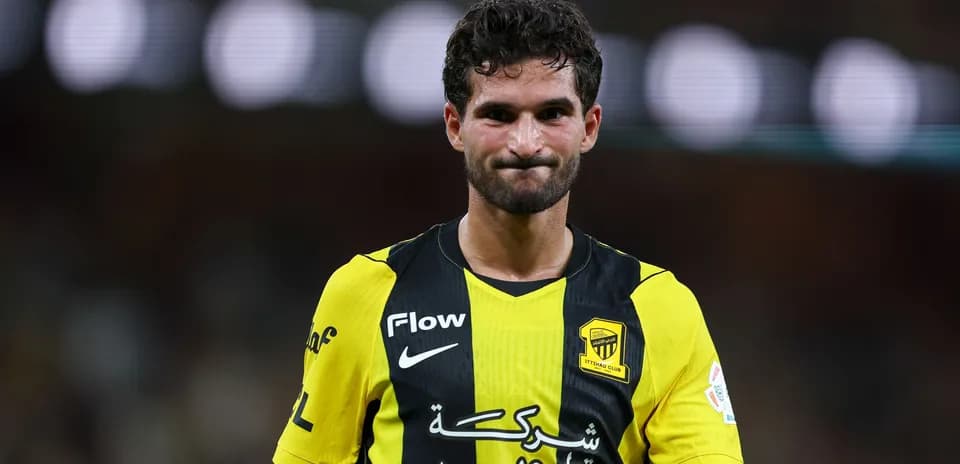 Jugador de Ittihad con camiseta amarilla y negra