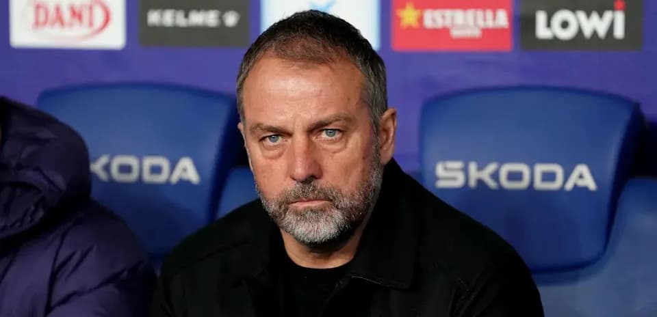 Entrenador sentado en el banquillo durante el partido