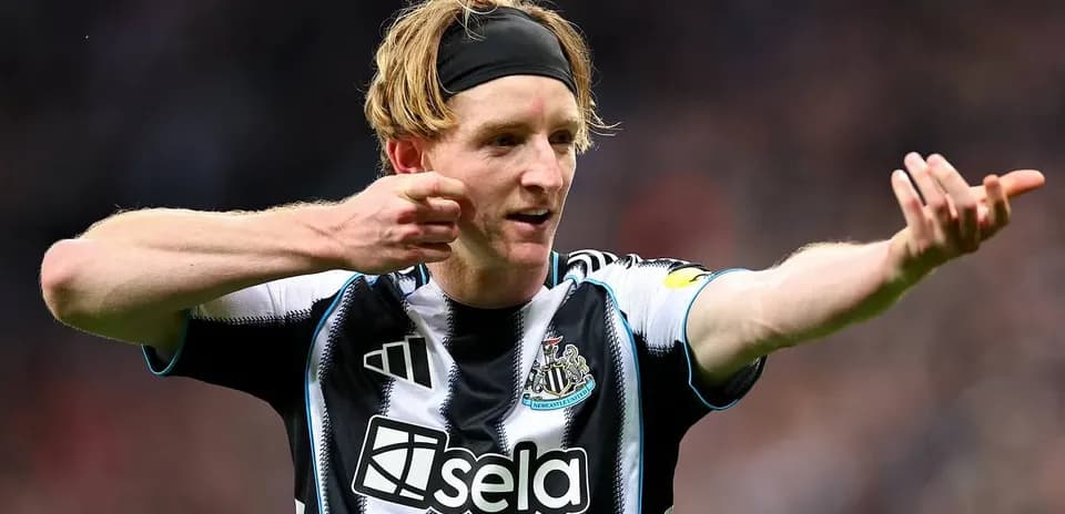 Jugador de Newcastle señalando durante un partido