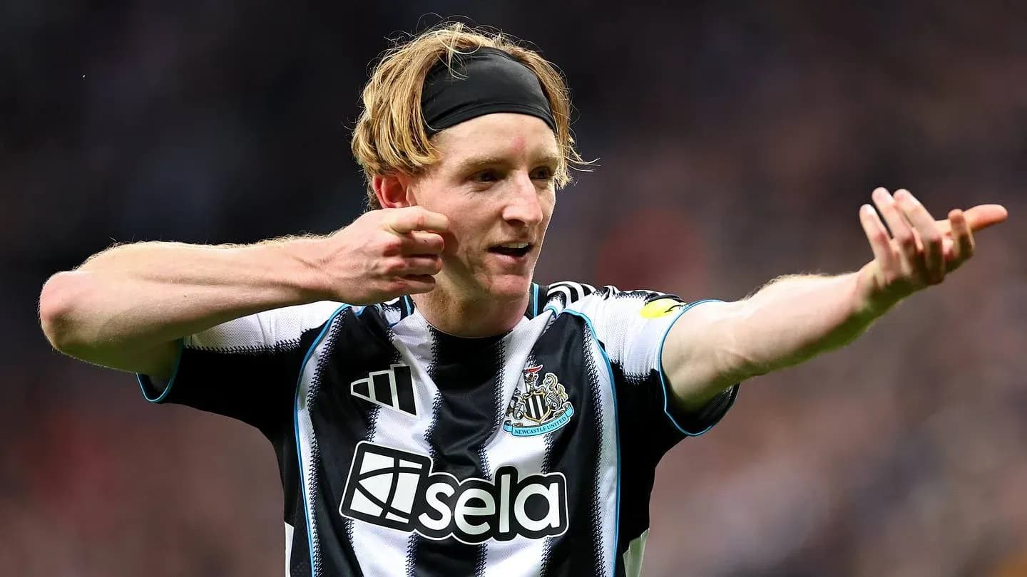Jugador de Newcastle señalando durante un partido
