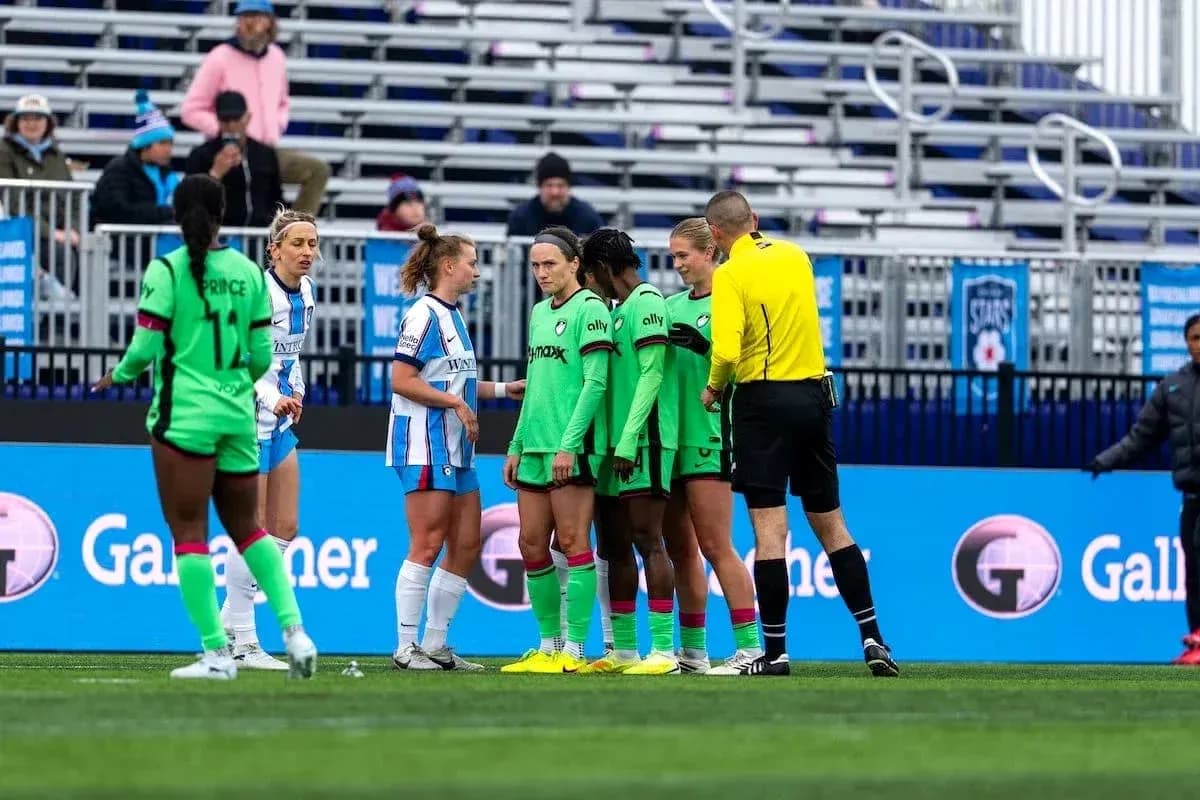 Jugadoras de Boston Legacy y North Carolina Courage en el campo