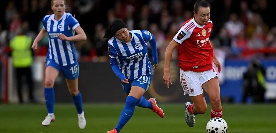 Jugadoras de Arsenal y Brighton compiten por el balón