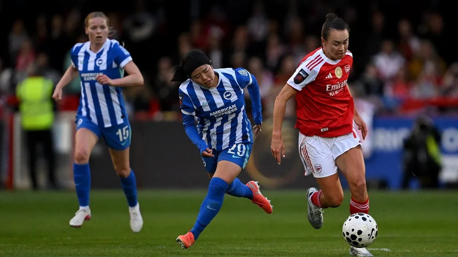 Jugadoras de Arsenal y Brighton compiten por el balón