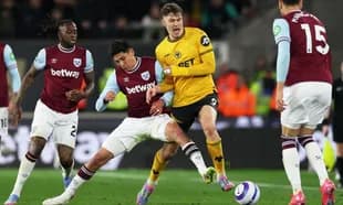 Jugadores de West Ham y Wolves en acción