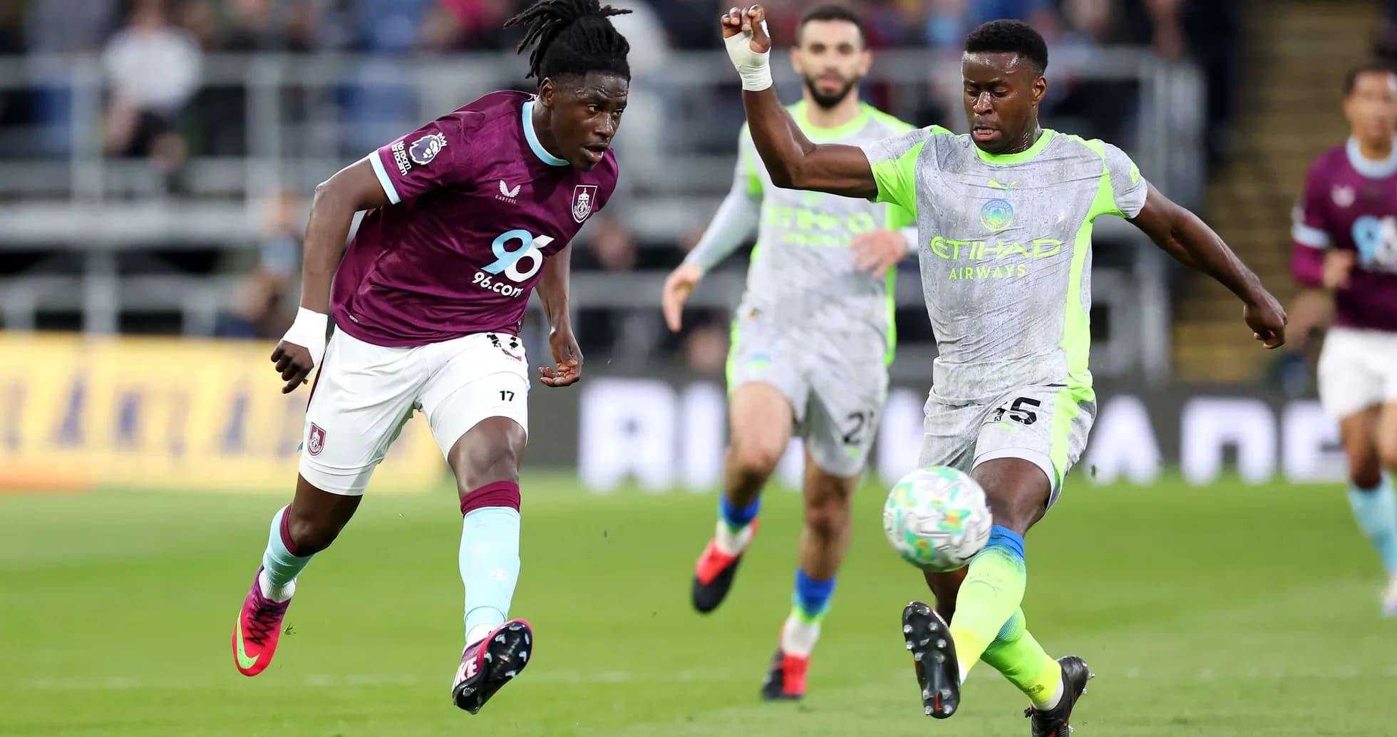 Jugador de Burnley persigue el balón contra Manchester City