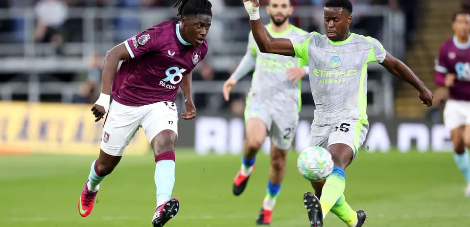 Jugador de Burnley persigue el balón contra Manchester City