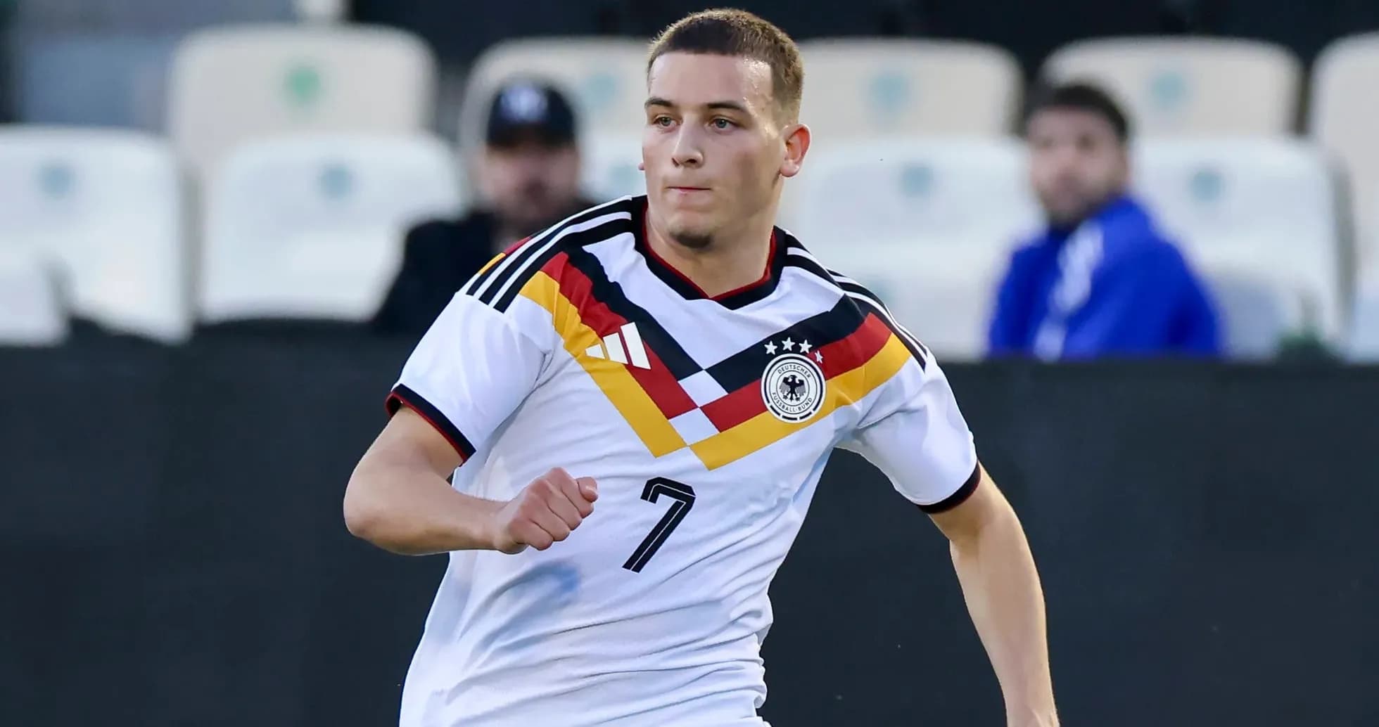 Jugador de Alemania corriendo en un partido de fútbol