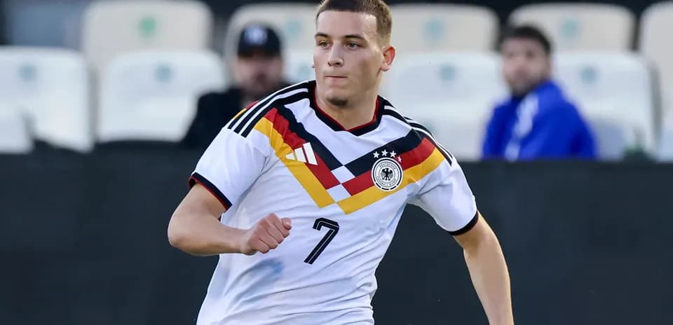Jugador de Alemania corriendo en un partido de fútbol