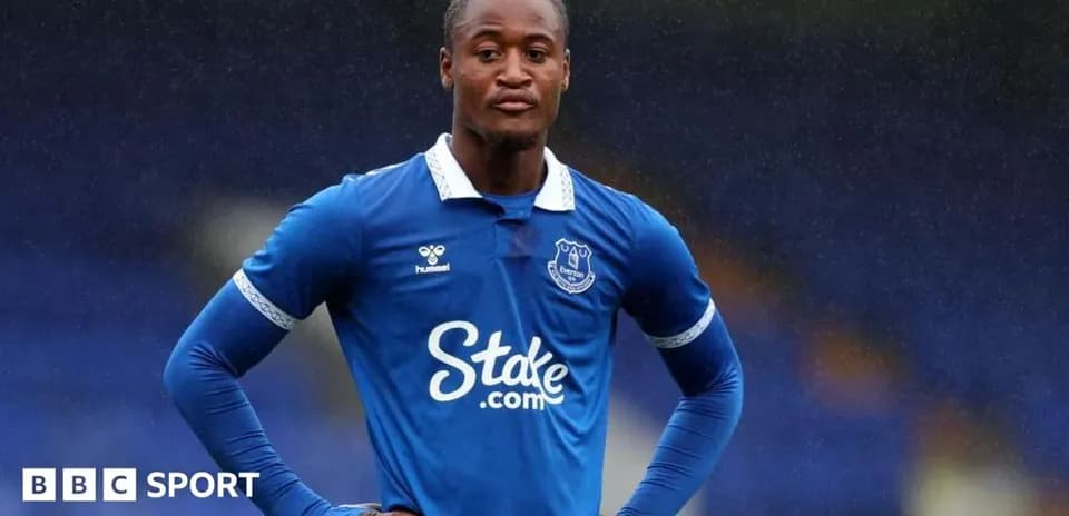 Jugador de Everton posando en uniforme azul